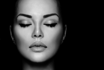 12022016-Beautywomanfacecloseupisolatedonblackbackground