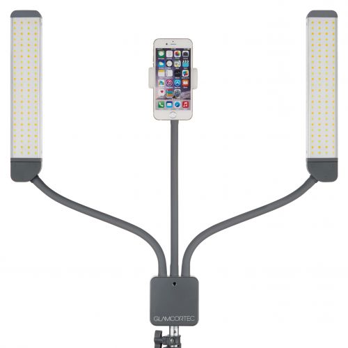 Multimedie Extreme LED-lampa har en praktisk tillbehörsarm. Haka på en spegel, smartphone eller padda. Fjärrkontroll som styr ljusintensitet, färgtemperatur och kameraavtryck.